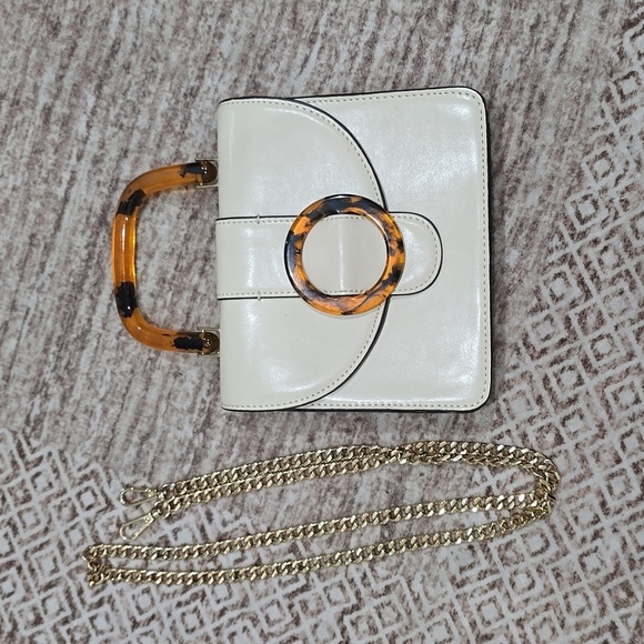 TOPSHOP Capri Buckle Crossbody Bag in Beige, Tortoise Shell Details, Gold Chain - Picture 9 of 16